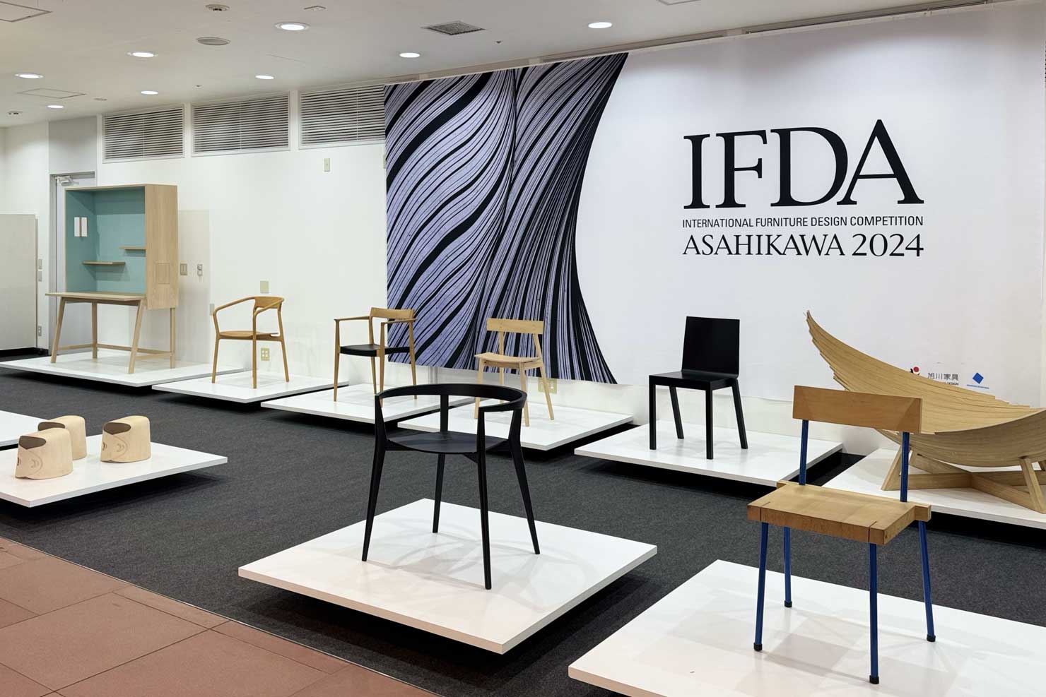 旭川駅で｢IFDA歴代金賞作品展｣を開催 - 旭川家具ブランドサイト